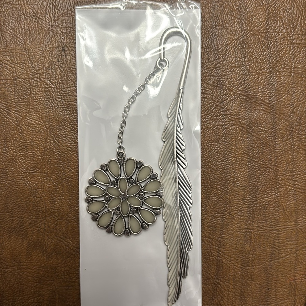 Choice of 1 Glow in the Dark Silver Bookmarks - Picture 3 of 4